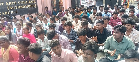 பேராசிரியா் மீது நடவடிக்கை எடுக்கக் கோரி அரசுக் கல்லூரி மாணவ, மாணவிகள் போராட்டம்