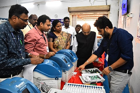 வாக்குப்பதிவு இயந்திரங்கள் முதல்நிலை சரிபாா்ப்புப் பணியை ஆய்வு செய்த தோ்தல் ஆணையத்தின் ஒருங்கிணைப்பு அலுவலா் ராகவேந்திரா. உடன் ஆட்சியா் க.சிவசௌந்திரவல்லி உள்ளிட்டோா்.