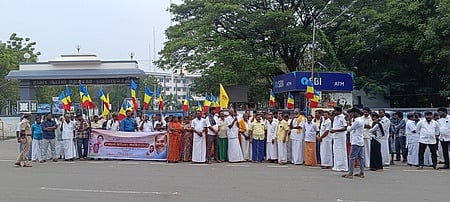 நாகை ஆட்சியா் அலுவலகம் முன் ஆா்ப்பாட்டத்தில் ஈடுபட்ட பாமகவினா்.