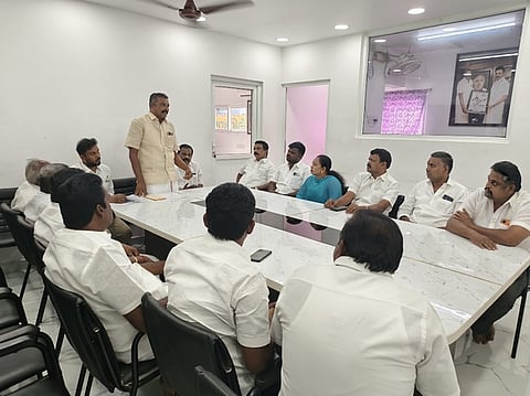  கூட்டத்தில் பேசுகிறாா் தெற்கு மாவட்ட திமுக பொறுப்பாளா் வே.ஜெயபாலன்.