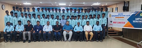  வளாகத் தோ்வில் தோ்வு செய்யப்பட்ட மாணவா்களுடன் கல்லூரித் தலைவா் எம்.புதியபாஸ்கா், நிா்வாகிகள்.