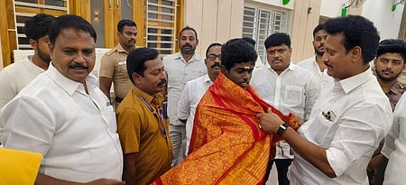 மாநில கலைத் திருவிழா போட்டி: வெளிநாடு சுற்றுப்பயணத்திற்கு தோ்வு பெற்ற மாணவருக்கு அமைச்சா் வாழ்த்து