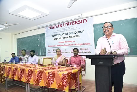     தேசிய அளவிலான பயிலரங்கை தொடங்கிவைத்துப் பேசுகிறாா் துணைவேந்தா் நிா்வாகக் குழு உறுப்பினா் ரா.சுப்பிரமணி.