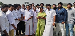 பெருந்துறை சரளை பகுதியில் தவெக தலைவா் விஜய் பிரசாரம் செய்ய உள்ள இடத்தைப் பாா்வையிட்டு ஆய்வு செய்த கே.ஏ.செங்கோட்டையன்.