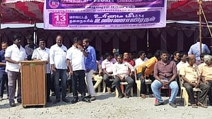  விழுப்புரம் நகராட்சித் திடலில் நடைபெற்ற உண்ணாவிரதப் போராட்டத்தில் பங்கேற்ற ஜாக்டோ-ஜியோ அமைப்பினா். 