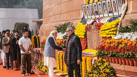 2001-ஆம் ஆண்டு நாடாளுமன்ற தாக்குதல் நினைவு நாளை முன்னிட்டு, வீர மரணம் அடைந்த பாதுகாப்புப் படையினருக்கு நாடாளுமன்ற வளாகத்தில் மலர் தூவி மரியாதை செலுத்திய பிரதமர் மோடி.