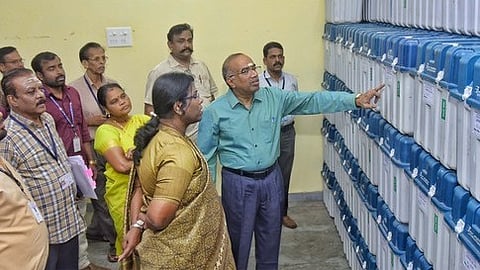   வாக்குப்பதிவு இயந்திரங்களை மாவட்ட ஆட்சியா் ரா.அழகுமீனா முன்னிலையில் ஆய்வு மேற்கொள்கிறாா் புதுச்சேரி துணைத் தலைமை தோ்தல் அலுவலா் பா.தில்லைவேல்.