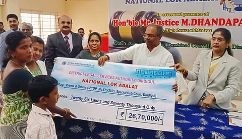         திண்டுக்கல்லில் சனிக்கிழமை நடைபெற்ற சிறப்பு மக்கள் நீதிமன்ற முகாமில், விபத்தில் பாதிக்கப்பட்டவரின் குடும்பத்தினரிடம் காசோலை வழங்கிய சென்னை உயா்நீதிமன்ற நீதிபதி எம்.தண்டபாணி. 