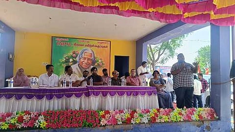  கமுதி அருகேயுள்ள அ.தரைக்குடியில் சனிக்கிழமை நடைபெற்ற டிஎன்பிஎஸ்சி இலவசப் பயிற்சி வகுப்பின் தொடக்க நிகழ்ச்சியில் பங்கேற்றோா்.