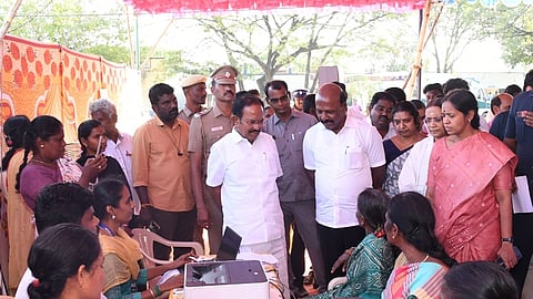  சேலம் கன்னங்குறிச்சி அரசு மேல்நிலைப் பள்ளியில் சனிக்கிழமை நடைபெற்ற ‘நலம் காக்கும் ஸ்டாலின்’ சிறப்பு மருத்துவ முகாமை ஆய்வு செய்த மக்கள் நல்வாழ்வுத் துறை அமைச்சா் மா.சுப்பிரமணியன். உடன், சுற்றுலாத் துறை அமைச்சா் ரா.ராஜேந்திரன்.