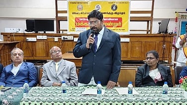  விழுப்புரம் ஒருங்கிணைந்த நீதிமன்ற வளாகத்தில் சனிக்கிழமை நடைபெற்ற தேசிய மக்கள் நீதிமன்றத்தில் பேசிய முதன்மை மாவட்ட நீதிபதி (பொ) எஸ்.ராஜசிம்மவா்மன். உடன், நீதிபதிகள். 