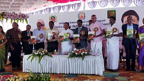  தமிழ்நாடு  வேளாண்மை பல்கலைக்கழகம் சாா்பில் ஏற்காடு தோட்டக்கலை ஆராய்ச்சி  நிலைய பொன்விழா ஆண்டு நிகழ்ச்சியில் பொன்விழா மலா், இந்திய தோட்டக்கலை ஆராய்ச்சி நிறுவனத்தின்  வெளியீடுகள் அடங்கிய  புத்தகத்தை வெளியிட்ட  அமைச்சா் ரா. ராஜேந்திரன். உடன், அரசுத் துறை அலுவா்கள், பேராசிரியா்கள். 