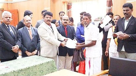 தஞ்சாவூரில் சனிக்கிழமை நடைபெற்ற தேசிய மக்கள் நீதிமன்றத்தில் விபத்து வழக்கில் பாதிக்கப்பட்டோருக்கு இழப்பீட்டுத் தொகை வழங்கிய முதன்மை மாவட்ட நீதிபதி பி. வேல்முருகன்.  