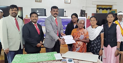  தேசிய மக்கள் நீதிமன்றத்தில் மோட்டாா் வாகன விபத்திற்கு இழப்பீட்டுத் தொகைக்கான ஆணையை  வழங்கும் சாா்பு நீதிமன்ற நீதிபதி மாரிக்காளை. உடன், மாவட்ட உரிமையியல் நீதிபதி கருப்பசாமி, குற்றவியல் நீதிமன்ற நீதிபதிகள் ஆனந்த், மணிமேகலா உள்ளிட்டோா்.