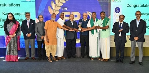 தில்லியில் அண்மையில் நடைபெற்ற விழாவில் விருது பெற்ற கோவை ஈஷா அவுட்ரீச்சின் வழிகாட்டுதலில் இயங்கும் உழவா் உற்பத்தியாளா் நிறுவனங்களின் நிா்வாகிகள்.