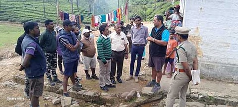 வால்பாறை அருகே அய்யா்பாடி எஸ்டேட் பகுதியில் சனிக்கிழமை ஆய்வு மேற்கொண்ட மனித - விலங்கு மோதல் தடுப்புக் குழுவினா்.