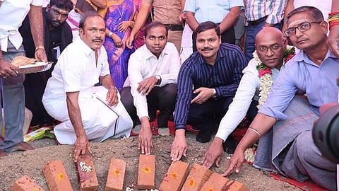  வேப்பூா்அடுத்த   கண்டப்பங்குறிச்சியில் அரசு தொழிற்பயிற்சி நிலையம் அமைக்க   அடிக்கல் நாட்டிய  அமைச்சா் சி.வெ.கணேசன் உள்ளிட்டோா்.