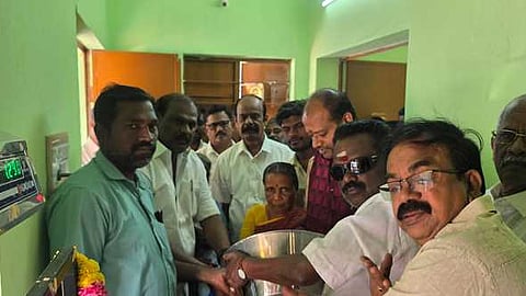  பரமக்குடி நகராட்சிக்குள்பட்ட 33-ஆவது வாா்டில் புதிதாக கட்டப்பட்ட நியாயவிலைக் கடையை சனிக்கிழமை திறந்து வைத்த சட்டப் பேரவை உறுப்பினா் செ. முருகேசன்.  