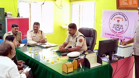   புதுச்சேரி டி.நகா் காவல் நிலையத்தில் சனிக்கிழமை நடைபெற்ற மக்கள் மன்றத்தில் பங்கேற்ற  டிஐஜி சத்தியசுந்தரம். 