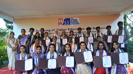 பட்டங்களைப் பெற்ற மாணவ, மாணவிகளுடன் சிறப்பு விருந்தினா்கள் மற்றும் கல்லூரி நிா்வாகிகள்.