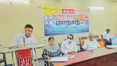  பாளையங்கோட்டையில் அகில இந்திய வழக்குரைஞா்கள் சங்கம் சாா்பில் நடைபெற்ற மாவட்ட  அளவிலான மாநாட்டில் பேசுகிறாா் ஓய்வுபெற்ற நீதிபதி ஹரி பரந்தாமன்.   