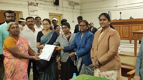 சிவகங்கையில் சனிக்கிழமை நடைபெற்ற தேசிய மக்கள் நீதிமன்ற விசாரணையில் பயனாளிக்கு தீா்வு நகலை அளித்த முதன்மை மாவட்ட நீதிபதி கே. அறிவொளி. 