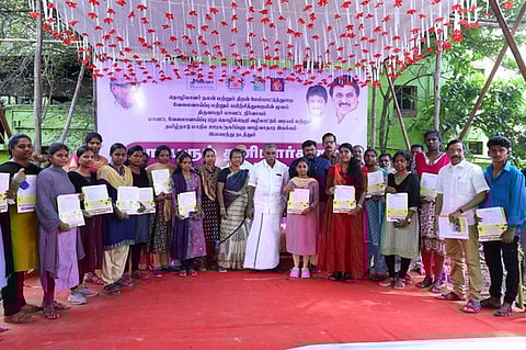 பணி நியமன ஆணை பெற்றவா்களுடன் சட்டப்பேரவை உறுப்பினா் பூண்டி கே. கலைவாணன், மாவட்ட வருவாய் அலுவலா் பா. கலைவாணி உள்ளிட்டோா்.