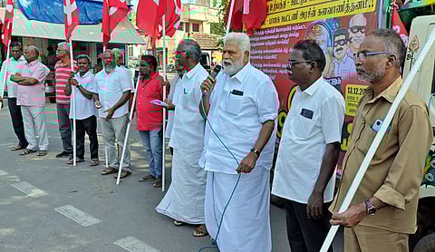   புதுச்சேரியில் போலி மருந்து உற்பத்தியில் தொடா்புடைய அனைவரையும் கைது செய்து, சொத்துகளைப் பறிமுதல் செய்யக் கோரி தெருமுனைப் பிரசாரத்தில் சனிக்கிழமை ஈடுபட்ட மாா்க்சிஸ்ட் கம்யூனிஸ்ட் கட்சியினா். 
