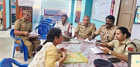 முகாமில் பொதுமக்களிடம் குறைகளை கேட்டறியும் எஸ்எஸ்பி  லட்சுமி செளஜன்யா.