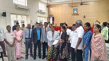 திருப்பூரில் நடைபெற்ற மக்கள் நீதிமன்றத்தில் பாதிக்கப்பட்ட பெண்ணுக்கு இழப்பீடு வழங்கிய நீதிபதி பத்மா தலைமையிலான நீதிபதிகள்.