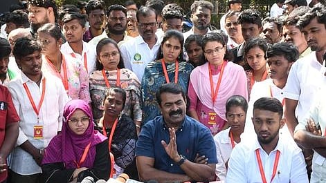 திருச்சியில் சனிக்கிழமை பேட்டியளித்த  நாம் தமிழா் கட்சியின் தலைமை ஒருங்கிணைப்பாளா் சீமான்.