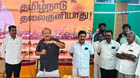 சிதம்பரத்தில் சனிக்கிழமை நடைபெற்ற என்வாக்குச்சாவடி, வெற்றி வாக்குச்சாவடி ஆய்வு கூட்டத்தில் பேசும் அமைச்சா் எம்ஆா்கே.பன்னீா்செல்வம். 