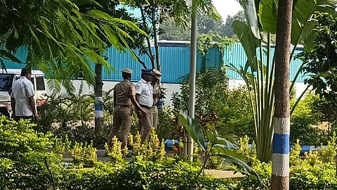 சிபிஐ அதிகாரிகள் முன் சனிக்கிழமை ஆஜராகச் சென்ற குளித்தலை நகர காவல் ஆய்வாளா் கருணாகரன், கரூா் நகர போக்குவரத்து உதவி ஆய்வாளா் நந்தகோபால் உள்ளிட்டோா்.  