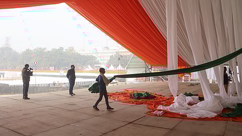 காங்கிரஸ் போராட்டம் நடைபெறவுள்ள ராம்லீலா திடல் அலங்கரிக்கப்படும் காட்சி 