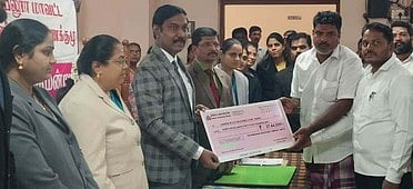 பெரம்பலூரில் சனிக்கிழமை நடைபெற்ற தேசிய மக்கள் நீதிமன்றத்தில் தீா்வு காணப்பட்ட வழக்காடிக்கு, இழப்பீட்டுத் தொகை பெறுவதற்கான உத்தரவுக் கடிதம் அளித்த மாவட்ட சட்டப்பணிகள் ஆணைக் குழுத் தலைவரும், முதன்மை மாவட்ட நீதிபதியுமான வி. பத்மநாபன்.