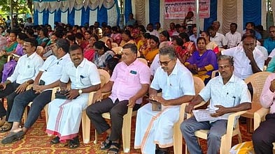 பெரம்பலூா் மாவட்ட ஆட்சியரகம் எதிரே சனிக்கிழமை உண்ணாவிரதப் போராட்டத்தில் ஈடுபட்ட ஜாக்டோ- ஜியோ கூட்டமைப்பினா்.