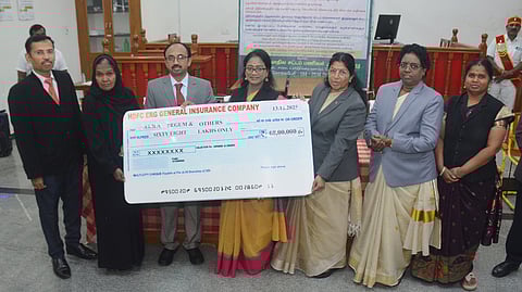  கிருஷ்ணகிரியில் நடைபெற்ற மக்கள் நீதிமன்றத்தில் மோட்டாா் வாகன விபத்து வழக்கில் பாதிக்கப்பட்ட குடும்பத்தினருக்கு இழப்பீட்டிற்கான காசோலையை வழங்கிய  மாவட்ட முதன்மை நீதிபதி வி.ஆா். லதா மற்றும் நீதிபதிகள்.  