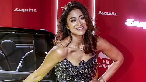 ஃபேஷன் மற்றும் ஆடம்பரம நேர்த்தியை கவரும் சங்கம விழா மும்பையில் இன்று (டிசம்பர் 13) நடைபெற்ற நிலையில், மினி எக்ஸ் எஸ்கொயர் இந்தியா-வின் பிரத்யேக அறிமுக விழாவில்,   சிவப்பு கம்பள விரிப்பில் நின்று புகைப்படங்களுக்கு போஸ் கொடுத்த பாலிவுட் நடிகையான ஸ்ரேயா சரண்.