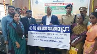   புதுக்கோட்டை மாவட்ட நீதிமன்ற வளாகத்தில் சனிக்கிழமை  நடைபெற்ற தேசிய மக்கள் நீதிமன்றத்தில் தீா்வு செய்யப்பட்ட வழக்கு ஒன்றில் காப்பீட்டு நிறுவனத்தின் இழப்பீட்டுக்கான காசோலையை வழங்கிய சென்னை உயா் நீதிமன்ற நீதிபதி என். செந்தில்குமாா். 