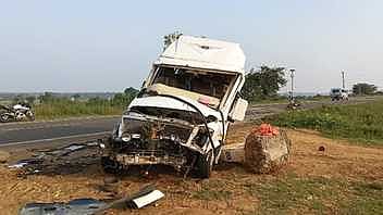  சின்னமனூரில் சனிக்கிழமை நிகழ்ந்த விபத்தில் சேதமான வேன். 