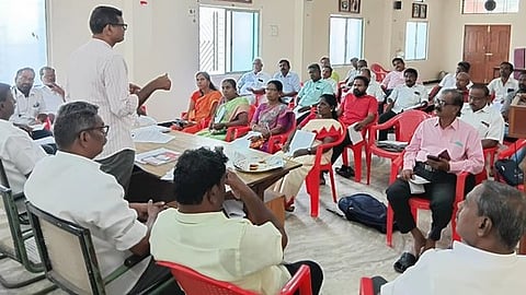  கடலூரில் வெள்ளிக்கிழமை நடைபெற்ற மாா்க்சிஸ்ட் கம்யூனிஸ்ட் மாவட்டக் குழுக் கூட்டம். 