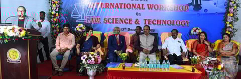  கருத்தரங்கில் பேசிய, அமெரிக்கா சிங்குவா பல்கலைக்கழக பேராசிரியா் உபேந்திரா தேவ ஆச்சாா்யா. 