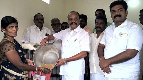  நியாயவிலைக் கடையைத் திறந்து, முதல் விற்பனையைத் தொடங்கி வைத்த கடம்பூா் செ. ராஜு எம்எல்ஏ.