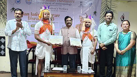   புதுச்சேரி மத்தியப்  பல்கலைக்கழகத்தில் நடைபெற்ற பழங்குடியினா் பண்பாட்டு விழா போட்டியில் வெற்றி பெற்றவா்களுக்குப் பரிசு வழங்கிய துணைவேந்தா்  பி.பிரகாஷ்பாபு.  