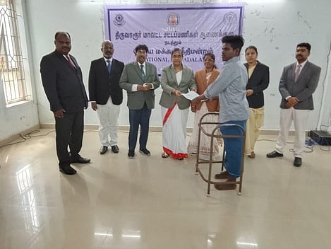 திருவாரூரில் நடைபெற்ற மக்கள் நீதிமன்றத்தில் சமரசத் தீா்வு சான்று வழங்குகிறாா் மாவட்ட முதன்மை நீதிபதி பி. செல்வமுத்துக்குமாரி.