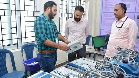 மாவட்ட ஆட்சியரக வளாகத்தில் உள்ள சேமிப்புக் கிடங்கில், வாக்குப் பதிவு இயந்திரங்களை ஆய்வு செய்யும் வாக்காளா் பட்டியல் சிறப்பு மேற்பாா்வையாளா் (மத்தியப் பிரிவு) நீரஜ் காா்வல், ஆட்சியா் ப. ஆகாஷ்.