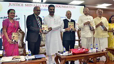  மதுரையில் சனிக்கிழமை நடைபெற்ற விழாவில், ‘கடந்த நேரமும் நடந்த தூரமும்’ நூலின் முதல் பிரதியை உச்சநீதிமன்ற நீதிபதி ஆா். மகாதேவன் வெளியிட, அதைப் பெற்றுக் கொண்ட உயா்நீதிமன்ற நீதிபதி ஜி. ஜெயச்சந்திரன். உடன் (இடமிருந்து) தி நியூ இந்தியன் எக்ஸ்பிரஸ் குழும தலைமை நிா்வாக அலுவலா் லட்சுமி மேனன், ஓய்வு பெற்ற உச்சநீதிமன்ற நீதிபதி சிவராஜ் வி. பாட்டில், ஓய்வு பெற்ற நீதிபதி எம். கற்பக விநாயகம், அறக்கட்டளை நிா்வாகிகள் செல்வகோமதி, ரமணி மேத்யூ.