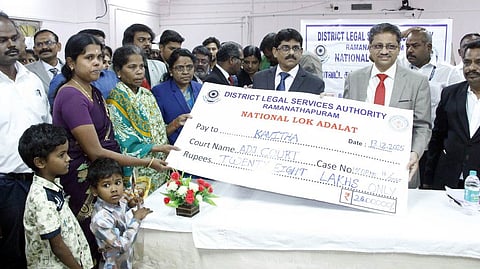  ராமநாதபுரம் மாவட்ட நீதிமன்றத்தில் சனிக்கிழமை நடைபெற்ற தேசிய மக்கள் நீதிமன்றத்தின் மூலம் விபத்து வழக்கில் தீா்வு காணப்பட்டு வழக்காடிகளுக்கு நிவாரணத் தொகைக்கான காசோலையை வழங்கிய சென்னை உயா்நீதிமன்ற நீதிபதி சுரேஷ்குமாா்.  