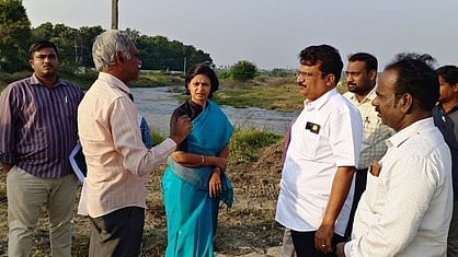  தக்கோலம் அருகே பூந்தமல்லி செல்லும் மாநில நெடுஞ்சாலையில் விருத்தசீர நதியின் குறுக்கே பாலம் அமைக்கும் இடத்தை ஆய்வு செய்த ராணிப்பேட்டை மாவட்ட ஆட்சியா் ஜெ.யு.சந்திரகலா.