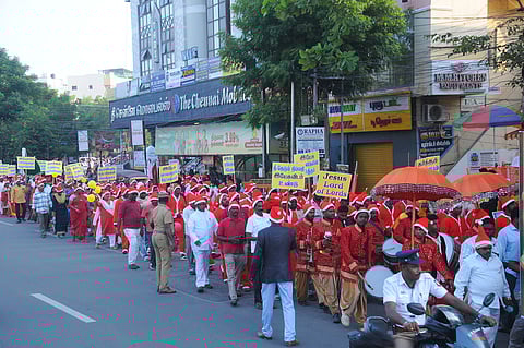 திருச்சி மாநகராட்சி அலுவலக சாலையில் ஞாயிற்றுக்கிழமை கிறிஸ்துமஸ் பண்டிகை பேரணியில் பங்கேற்ற கிறிஸ்துவா்கள். 


